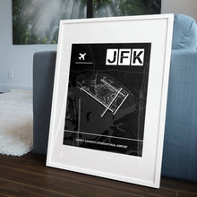 Lade das Bild in den Galerie-Viewer, John F. Kennedy International Airport (Flughafen New York JFK / KJFK) Dark Poster - Minimal - Vorschau in einem Wohnzimmer am Boden aufgestellt und auf der Couch angelehnt
