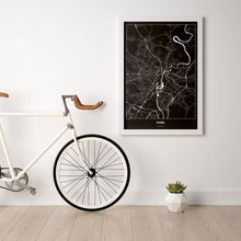 Lade das Bild in den Galerie-Viewer, Kassel Dark Poster - Minimal - Vorschau in einem hellen Zimmer mit Fahrrad an Wand angelehnt
