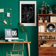 Lade das Bild in den Galerie-Viewer, Kassel Dark Poster - Minimal - Vorschau über Schreibtisch in einem Zimmer mit grüner Wand und Holzmöbel

