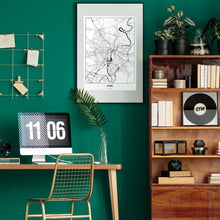 Lade das Bild in den Galerie-Viewer, Kassel Light Poster - Minimal - Vorschau über Schreibtisch in einem Zimmer mit grüner Wand und Holzmöbel
