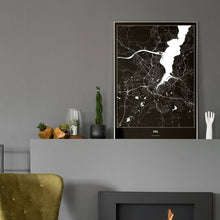 Lade das Bild in den Galerie-Viewer, Kiel Dark Poster - Minimal - Vorschau in einem eleganten Zimmer mit Kamin und grauer Wandfarbe
