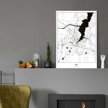 Lade das Bild in den Galerie-Viewer, Kiel Light Poster - Minimal - Vorschau in einem eleganten Zimmer mit Kamin und grauer Wandfarbe
