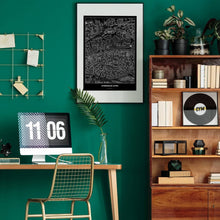 Lade das Bild in den Galerie-Viewer, Kitzbüheler Alpen Dark Poster - Minimal - Vorschau über Schreibtisch in einem Zimmer mit grüner Wand und Holzmöbel
