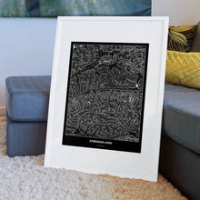 Lade das Bild in den Galerie-Viewer, Kitzbüheler Alpen Dark Poster - Minimal - Vorschau am Boden auf Couch angelehnt in einem Wohnzimmer

