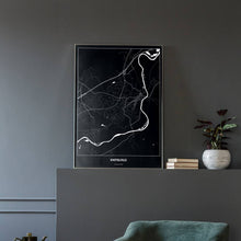 Lade das Bild in den Galerie-Viewer, Knittelfeld Dark Poster - Minimal - Vorschau in einem eleganten Zimmer mit Sessel und grauer Wand
