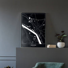 Lade das Bild in den Galerie-Viewer, Korneuburg Dark Poster - Minimal - Vorschau in einem eleganten Zimmer mit Sessel und grauer Wand

