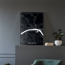 Lade das Bild in den Galerie-Viewer, Krems an der Donau Dark Poster - Minimal - Vorschau in einem eleganten Zimmer mit Sessel und grauer Wand
