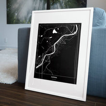 Lade das Bild in den Galerie-Viewer, Kufstein Dark Poster - Minimal - Vorschau in einem Wohnzimmer am Boden aufgestellt und auf der Couch angelehnt
