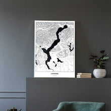 Lade das Bild in den Galerie-Viewer, Langensee Light Poster - Minimal - Vorschau in einem eleganten Zimmer mit Sessel und grauer Wand
