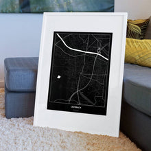 Lade das Bild in den Galerie-Viewer, Lauterach Dark Poster - Minimal - Vorschau am Boden auf Couch angelehnt in einem Wohnzimmer
