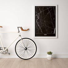 Lade das Bild in den Galerie-Viewer, Leibnitz Dark Poster - Minimal - Vorschau in einem hellen Zimmer mit Fahrrad an Wand angelehnt
