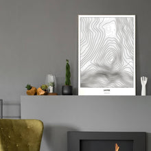 Lade das Bild in den Galerie-Viewer, Lhotse Light Poster - Minimal - Vorschau in einem eleganten Zimmer mit Kamin und grauer Wandfarbe
