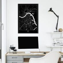 Lade das Bild in den Galerie-Viewer, Linz Dark Poster - Minimal - Vorschau über Schreibtisch vor einer weißen Wand
