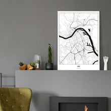 Lade das Bild in den Galerie-Viewer, Linz Light Poster - Minimal - Vorschau in einem eleganten Zimmer mit Kamin und grauer Wandfarbe

