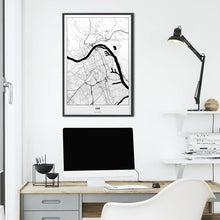 Lade das Bild in den Galerie-Viewer, Linz Light Poster - Minimal - Vorschau über Schreibtisch vor einer weißen Wand
