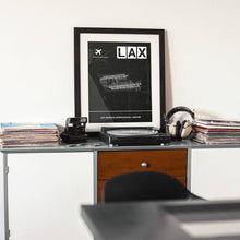 Lade das Bild in den Galerie-Viewer, Los Angeles International Airport (Flughafen LAX / KLAX) Dark Poster - Minimal - Vorschau auf einem Tisch mit Plattenspieler und Kamera

