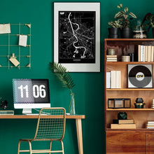 Lade das Bild in den Galerie-Viewer, Mannheim Dark Poster - Minimal - Vorschau über Schreibtisch in einem Zimmer mit grüner Wand und Holzmöbel
