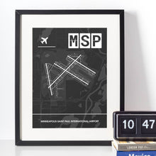 Lade das Bild in den Galerie-Viewer, Minneapolis-Saint Paul International Airport (Flughafen MSP / KMSP) Dark Poster - Minimal - Vorschau vor weißer Wand zusammen mit Dekoartikeln
