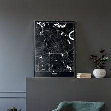 Lade das Bild in den Galerie-Viewer, Moers Dark Poster - Minimal - Vorschau in einem eleganten Zimmer mit Sessel und grauer Wand

