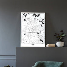 Lade das Bild in den Galerie-Viewer, Moers Light Poster - Minimal - Vorschau in einem eleganten Zimmer mit Sessel und grauer Wand
