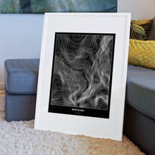 Lade das Bild in den Galerie-Viewer, Mont Blanc Dark Poster - Minimal - Vorschau am Boden auf Couch angelehnt in einem Wohnzimmer
