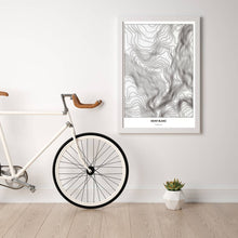 Lade das Bild in den Galerie-Viewer, Mont Blanc Light Poster - Minimal - Vorschau in einem hellen Zimmer mit Fahrrad an Wand angelehnt
