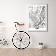 Lade das Bild in den Galerie-Viewer, Mont Blanc Light Poster - Minimal - Vorschau in einem hellen Zimmer mit Fahrrad an Wand angelehnt
