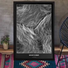 Lade das Bild in den Galerie-Viewer, Mount Everest Dark Poster - Minimal - Vorschau aufgestellt auf Boden an grauer Wand angelehnt
