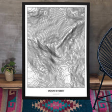 Lade das Bild in den Galerie-Viewer, Mount Everest Light Poster - Minimal - Vorschau aufgestellt auf Boden an grauer Wand angelehnt
