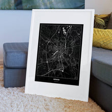 Lade das Bild in den Galerie-Viewer, Münster Dark Poster - Minimal - Vorschau am Boden auf Couch angelehnt in einem Wohnzimmer
