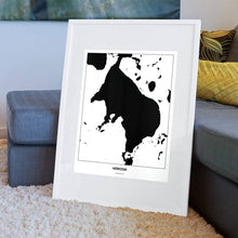 Lade das Bild in den Galerie-Viewer, Müritzsee Light Poster - Minimal - Vorschau am Boden auf Couch angelehnt in einem Wohnzimmer
