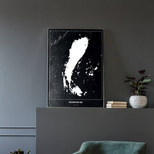 Lade das Bild in den Galerie-Viewer, Neusiedler See Dark Poster - Minimal - Vorschau in einem eleganten Zimmer mit Sessel und grauer Wand
