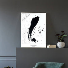 Lade das Bild in den Galerie-Viewer, Neusiedler See Light Poster - Minimal - Vorschau in einem eleganten Zimmer mit Sessel und grauer Wand
