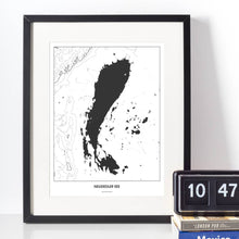 Lade das Bild in den Galerie-Viewer, Neusiedler See Light Poster - Minimal - Vorschau vor weißer Wand zusammen mit Dekoartikeln
