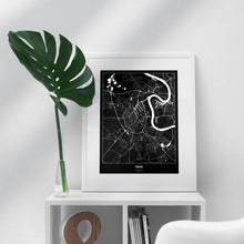 Lade das Bild in den Galerie-Viewer, Neuss Dark Poster - Minimal - Vorschau in einem hellen Zimmer auf Möbel positioniert
