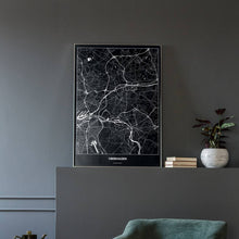 Lade das Bild in den Galerie-Viewer, Oberhausen Dark Poster - Minimal - Vorschau in einem eleganten Zimmer mit Sessel und grauer Wand
