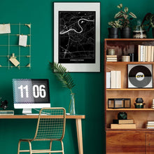 Lade das Bild in den Galerie-Viewer, Offenbach am Main Dark Poster - Minimal - Vorschau über Schreibtisch in einem Zimmer mit grüner Wand und Holzmöbel
