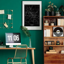 Lade das Bild in den Galerie-Viewer, Osnabrück Dark Poster - Minimal - Vorschau über Schreibtisch in einem Zimmer mit grüner Wand und Holzmöbel
