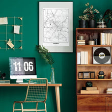 Lade das Bild in den Galerie-Viewer, Osnabrück Light Poster - Minimal - Vorschau über Schreibtisch in einem Zimmer mit grüner Wand und Holzmöbel
