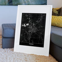Lade das Bild in den Galerie-Viewer, Paderborn Dark Poster - Minimal - Vorschau am Boden auf Couch angelehnt in einem Wohnzimmer

