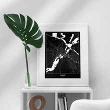 Lade das Bild in den Galerie-Viewer, Potsdam Dark Poster - Minimal - Vorschau in einem hellen Zimmer auf Möbel positioniert
