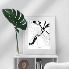 Lade das Bild in den Galerie-Viewer, Potsdam Light Poster - Minimal - Vorschau in einem hellen Zimmer auf Möbel positioniert
