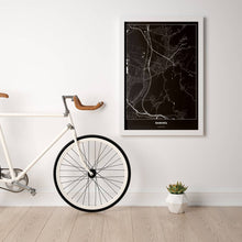 Lade das Bild in den Galerie-Viewer, Rankweil Dark Poster - Minimal - Vorschau in einem hellen Zimmer mit Fahrrad an Wand angelehnt
