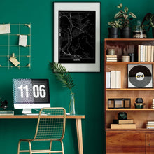 Lade das Bild in den Galerie-Viewer, Rankweil Dark Poster - Minimal - Vorschau über Schreibtisch in einem Zimmer mit grüner Wand und Holzmöbel
