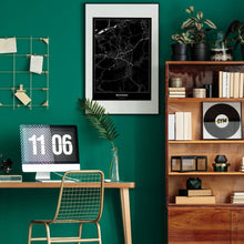 Lade das Bild in den Galerie-Viewer, Reutlingen Dark Poster - Minimal - Vorschau über Schreibtisch in einem Zimmer mit grüner Wand und Holzmöbel
