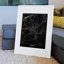 Lade das Bild in den Galerie-Viewer, Reutlingen Dark Poster - Minimal - Vorschau am Boden auf Couch angelehnt in einem Wohnzimmer
