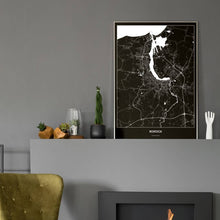 Lade das Bild in den Galerie-Viewer, Rostock Dark Poster - Minimal - Vorschau in einem eleganten Zimmer mit Kamin und grauer Wandfarbe
