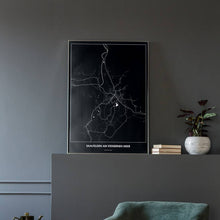 Lade das Bild in den Galerie-Viewer, Saalfelden am Steinernen Meer Dark Poster - Minimal - Vorschau in einem eleganten Zimmer mit Sessel und grauer Wand
