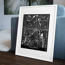 Lade das Bild in den Galerie-Viewer, Saint Paul, Minnesota Dark Poster - Minimal - Vorschau in einem Wohnzimmer am Boden aufgestellt und auf der Couch angelehnt
