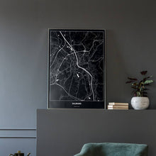Lade das Bild in den Galerie-Viewer, Salzburg Dark Poster - Minimal - Vorschau in einem eleganten Zimmer mit Sessel und grauer Wand
